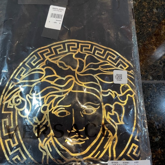 Small Versace t shirt - Picture 2 of 9